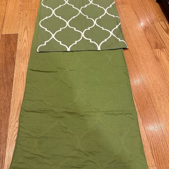 Pottery Barn Ogee Green Embroidered Table Runner - Picture 3 of 5